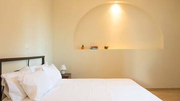 1 bedroom, in-room safe, iron/ironing board, free WiFi