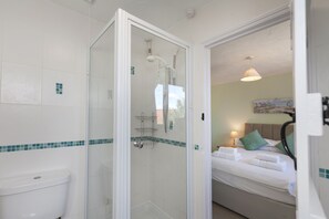 Bathtub, hair dryer - The Cley -  a self catering cottage that sleeps 6 guests  in 3 bedrooms (Holt)