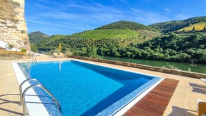 Pool - Apartment with shared pool and fantastic panoramic view of the douro river (Foz-Tua)