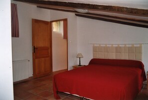 2 bedrooms, iron/ironing board, travel cot, free WiFi