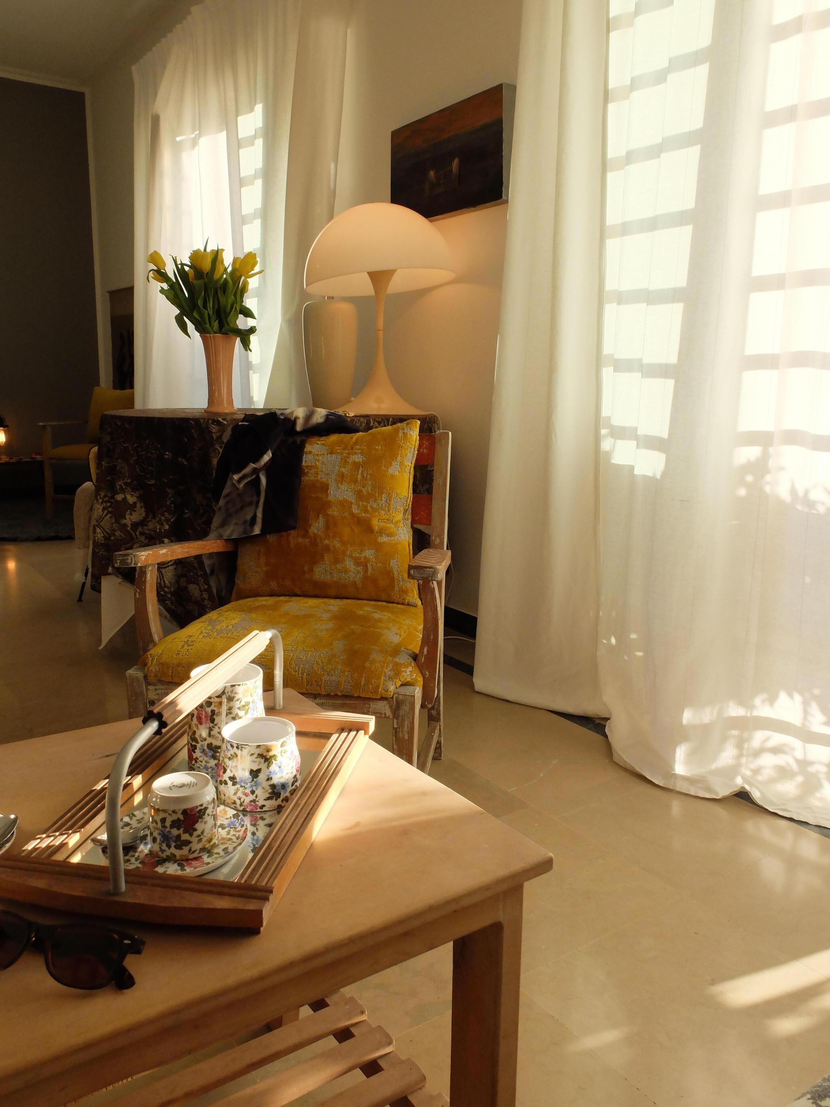 Smart-TV, bøker og stereoanlegg