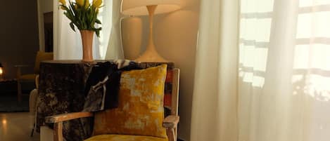 Smart-TV, bøker og stereoanlegg