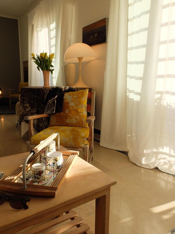 Smart-TV, Bücher, Stereoanlage