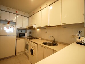 Réfrigérateur, micro-ondes, four, cafetière/bouilloire