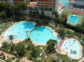 Una piscina cubierta, una piscina al aire libre