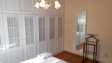 6 bedrooms, desk, iron/ironing board, free WiFi