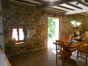 Dining - House 9 km from Santander and 6 km from Cabárceno: Casa Los Mozos (Astillero)