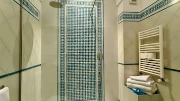 Combinazione doccia/vasca, asciugacapelli, bidet, asciugamani