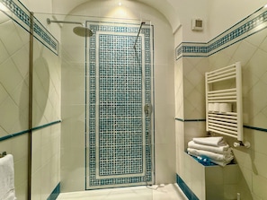 Ensemble douche/baignoire, sĂšche-cheveux, bidet, serviettes fournies