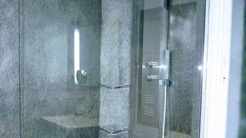 Een bad/douchecombinatie, een bubbelbad, een haardroger, een bidet