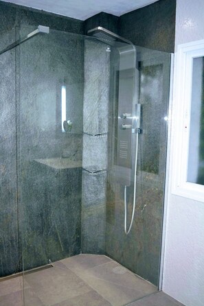 Ducha y bañera combinadas, bañera de hidromasaje, secador de pelo y bidé