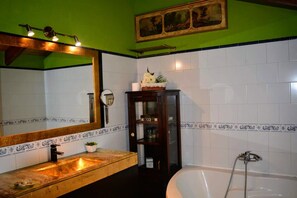 Ducha y bañera combinadas, bañera de hidromasaje, secador de pelo y bidé