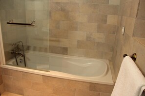 Ensemble douche/baignoire, sĂšche-cheveux, serviettes fournies, savon