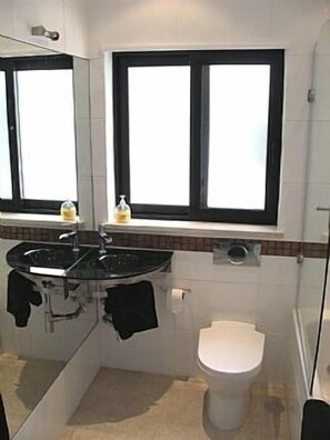 Badewanne, Haartrockner, Handtücher