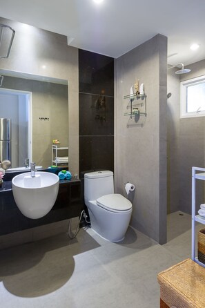 Baignoire, séchoir à cheveux, serviettes fournies, savon