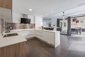 Frigorifero, microonde, forno, lavastoviglie