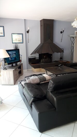 Smart-TV, Kamin, Stereoanlage