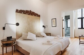 2 habitaciones, caja de seguridad en la habitación y escritorio 