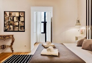 2 habitaciones, caja de seguridad en la habitación y escritorio 