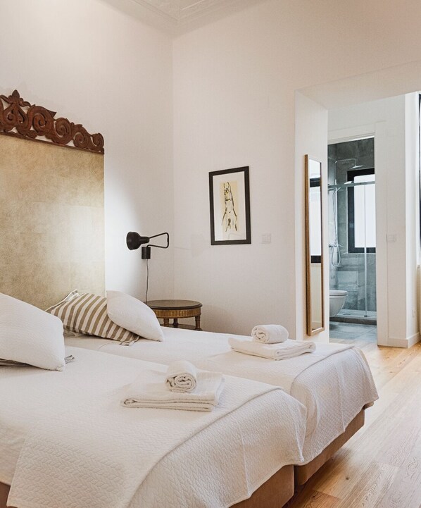 2 chambres, coffres-forts dans les chambres, bureau