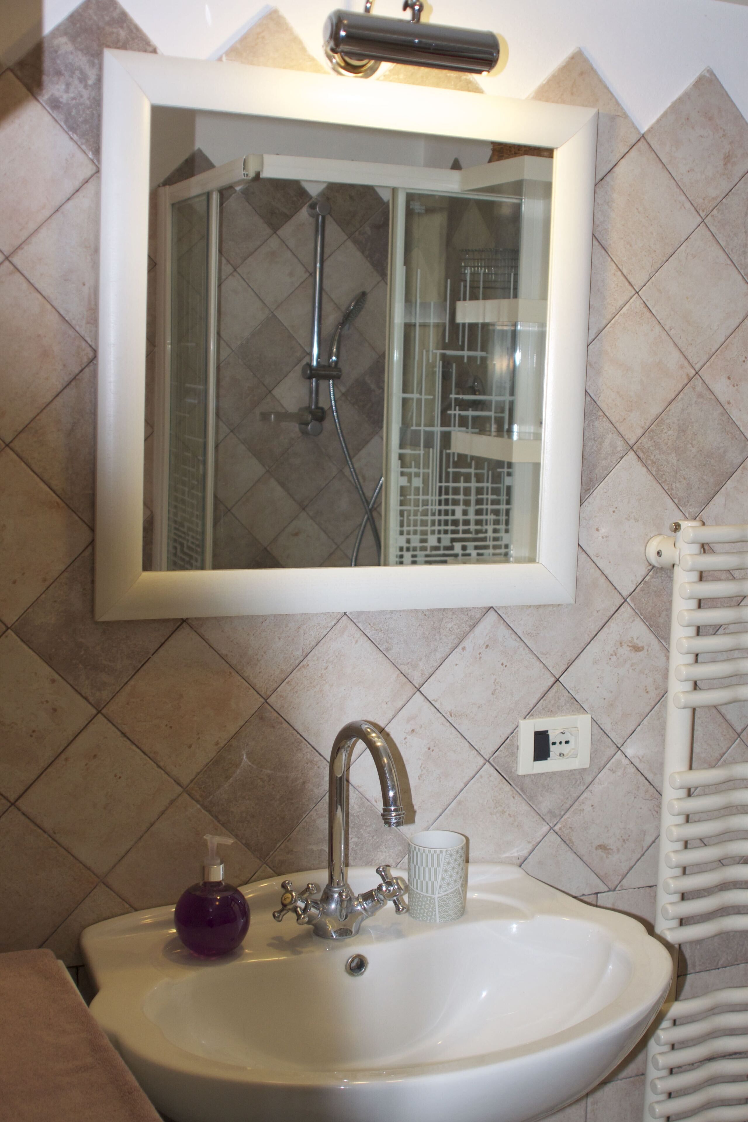 Combined shower/tub, jetted tub, hair dryer, towels