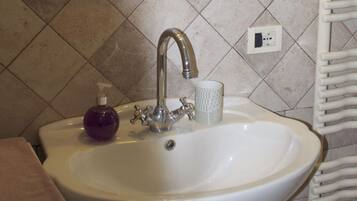 Combined shower/tub, jetted tub, hair dryer, towels