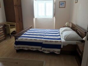 4 slaapkamers, een bureau, een strijkplank/strijkijzer, gratis wifi