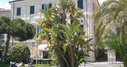 Mukava keskeinen asunto, rantakadulle päin.