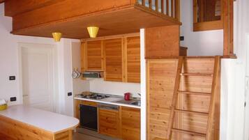 Køleskab, mikrobølgeovn, ovn, kogeplade