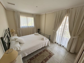 2 quartos, ferros/tábuas de passar roupa, berço de viagem