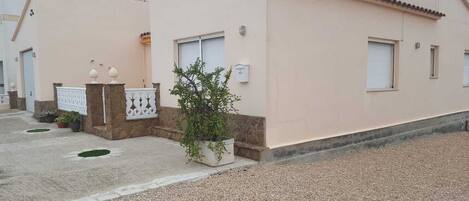 المنطقة المحيطة بالمنشأة