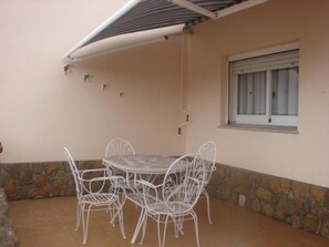 Outdoor dining - CASA FELIX is located in Sant Jaume d'Enveja in the heart of the Delta de l'Ebro (Sant Jaume d'Enveja)