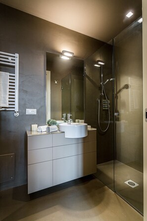 Badewanne, Haartrockner, Bidet, Handtücher