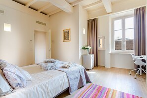 2 bedrooms, iron/ironing board, bed sheets