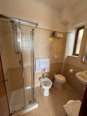 Douche, séchoir à cheveux, bidet, serviettes fournies