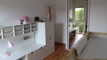 3 makuuhuonetta, silitysrauta/-lauta, ilmainen Wi-Fi, vuodevaatteet