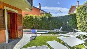 Ein Poolbereich mit Liegestühlen und einem kleinen Pool.