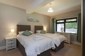 1 bedroom, iron/ironing board, free WiFi, bed sheets - Burnham A - a self catering cottage that sleeps 3 guests in 1 bedroom (Holt)