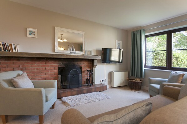 TV, fireplace - Burnham A - a self catering cottage that sleeps 3 guests in 1 bedroom (Holt)