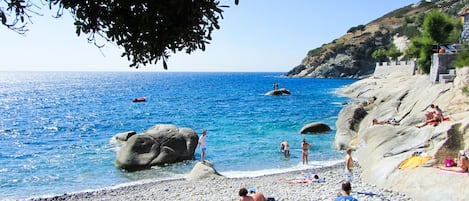 Una spiaggia nelle vicinanze