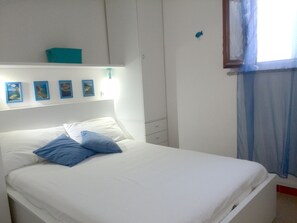 1 bedroom, travel cot, free WiFi, bed sheets