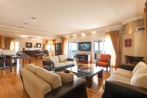 Smart-TV, peis og DVD-spiller