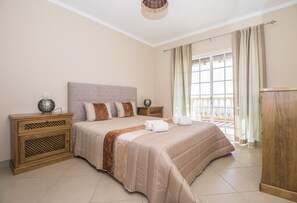 3 chambres, coffres-forts dans les chambres, fer et planche à repasser