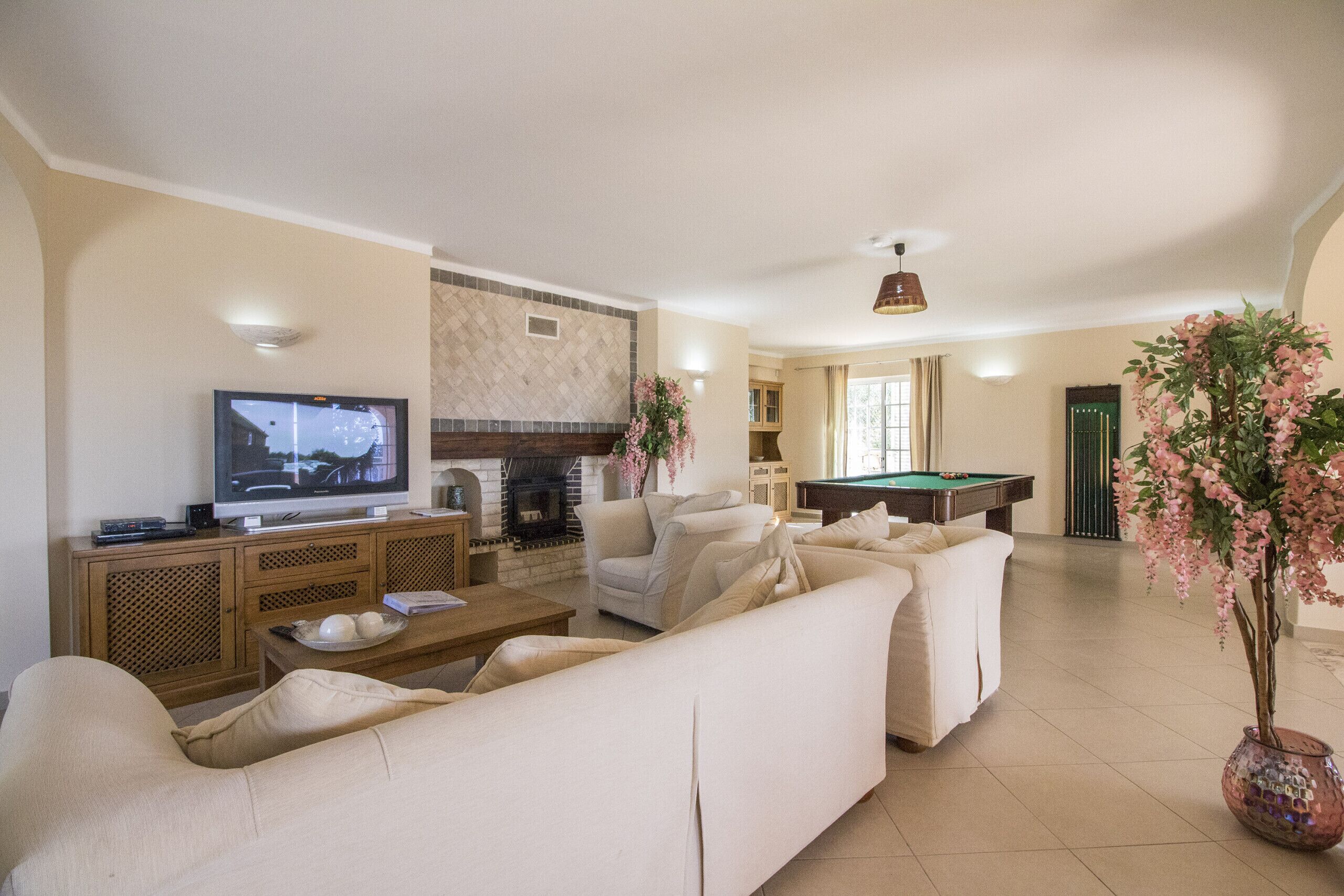 Televisión y chimenea 
