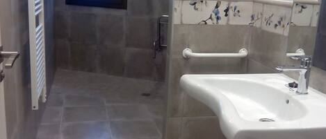 Dusche, Handtücher, Toilettenpapier