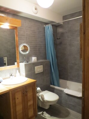 Kylpyamme, hiustenkuivaaja, pyyhkeet, saippua