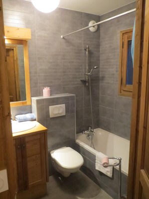 Baignoire, sĂšche-cheveux, serviettes fournies, savon