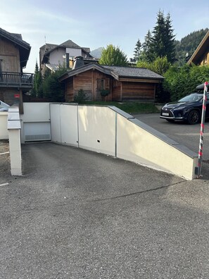 Un quartier résidentiel avec une allée menant à une maison dont le toit est en pente.