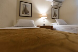 Surmatelas, coffres-forts dans les chambres, bureau