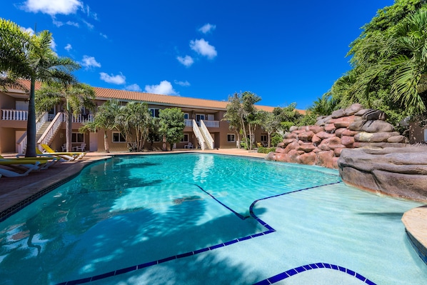 Outdoor pool - Marquee Apartments Aruba (Noord)